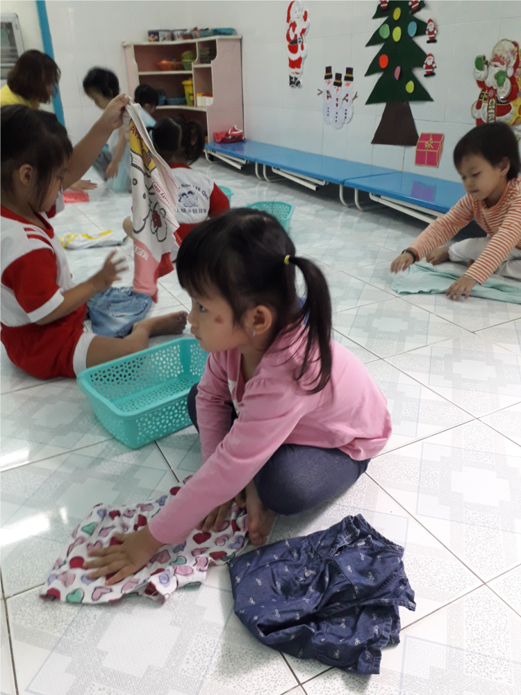 Trẻ lớp Mầm 2 thực hành xếp quần áo..jpg